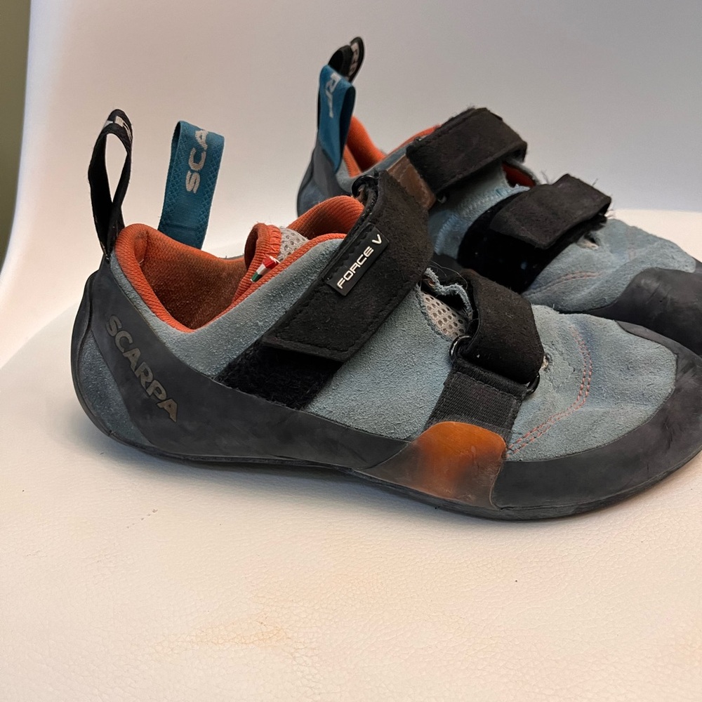 Scarpa Women’s climbing shoe, size 7.5/39